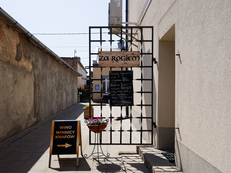Zabytkowy Opatów – romańska kolegiata, urokliwe uliczki i historyczny klimat małego świętokrzyskiego miasteczka.