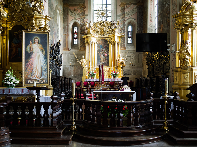 Zabytkowy Opatów – romańska kolegiata, urokliwe uliczki i historyczny klimat małego świętokrzyskiego miasteczka.
