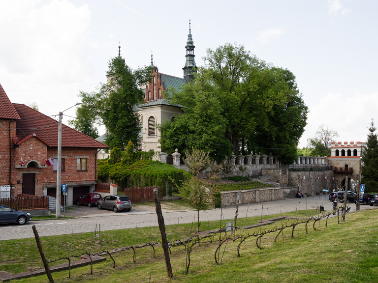 Zabytkowy Opatów – romańska kolegiata, urokliwe uliczki i historyczny klimat małego świętokrzyskiego miasteczka.