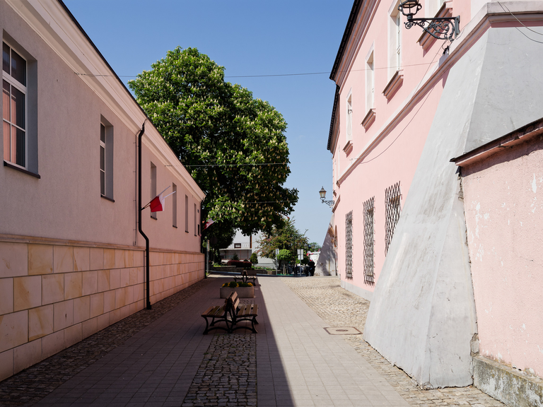 Zabytkowy Opatów – romańska kolegiata, urokliwe uliczki i historyczny klimat małego świętokrzyskiego miasteczka.