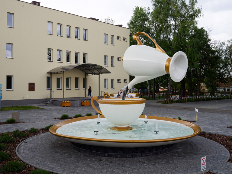 Fontanna w Ćmielowie w kształcie filiżanki i dzbanka, symbol tradycji porcelany tego słynnego miasteczka.