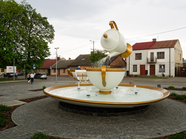 Fontanna w Ćmielowie w kształcie filiżanki i dzbanka, symbol tradycji porcelany tego słynnego miasteczka.