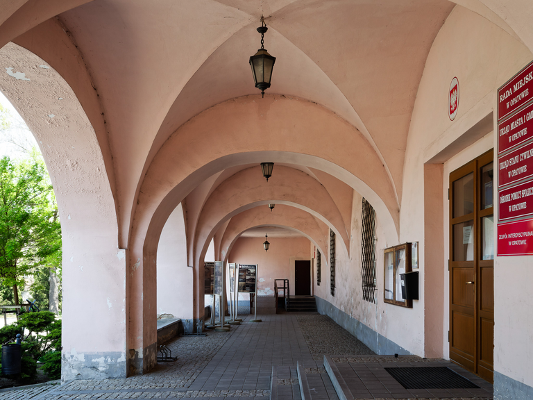 Zabytkowy Opatów – romańska kolegiata, urokliwe uliczki i historyczny klimat małego świętokrzyskiego miasteczka.