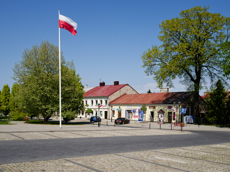 Zabytkowy Opatów – romańska kolegiata, urokliwe uliczki i historyczny klimat małego świętokrzyskiego miasteczka.