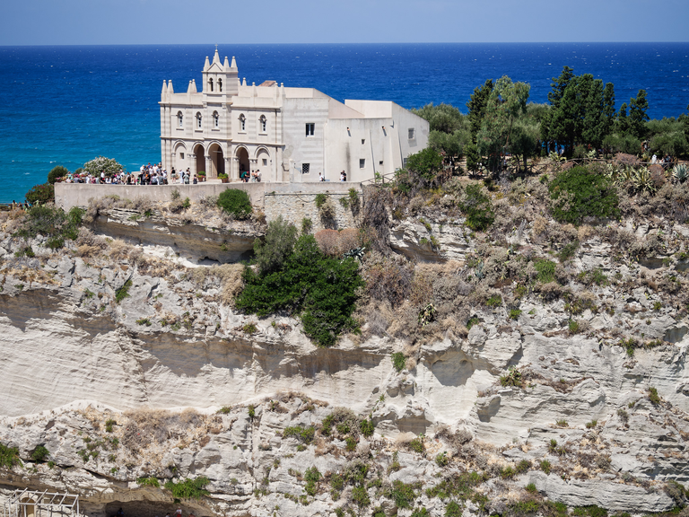 Malownicze widoki włoskiego wybrzeża Tyrreńskiego – miasteczka, plaże, klify i architektura Kalabrii oraz wybrzeża Amalfi