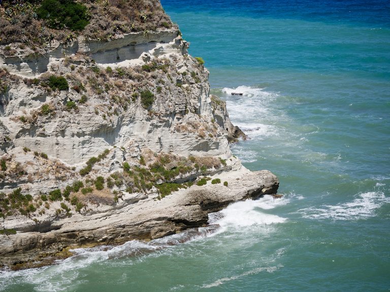 Malownicze widoki włoskiego wybrzeża Tyrreńskiego – miasteczka, plaże, klify i architektura Kalabrii oraz wybrzeża Amalfi
