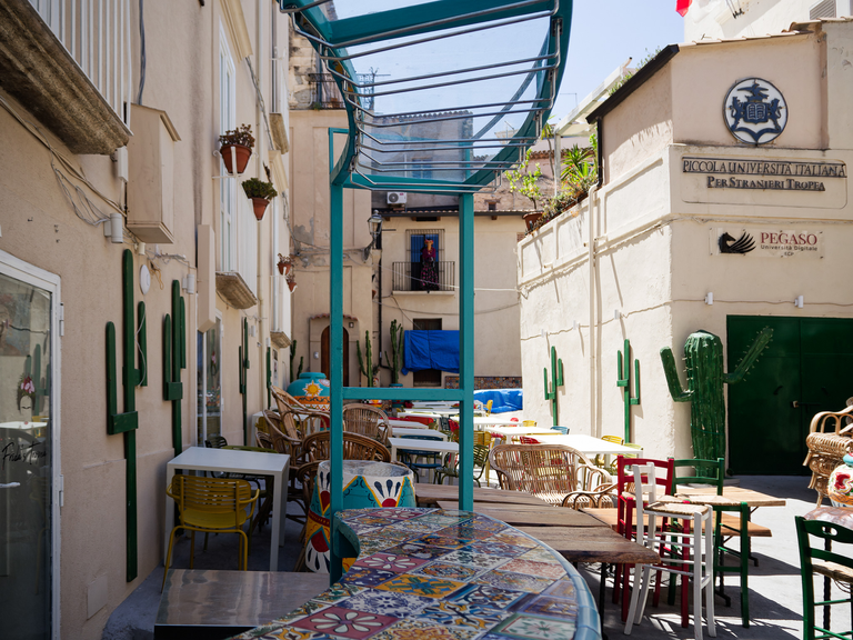 Malownicze widoki włoskiego wybrzeża Tyrreńskiego – miasteczka, plaże, klify i architektura Kalabrii oraz wybrzeża Amalfi