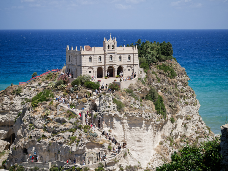 Malownicze widoki włoskiego wybrzeża Tyrreńskiego – miasteczka, plaże, klify i architektura Kalabrii oraz wybrzeża Amalfi