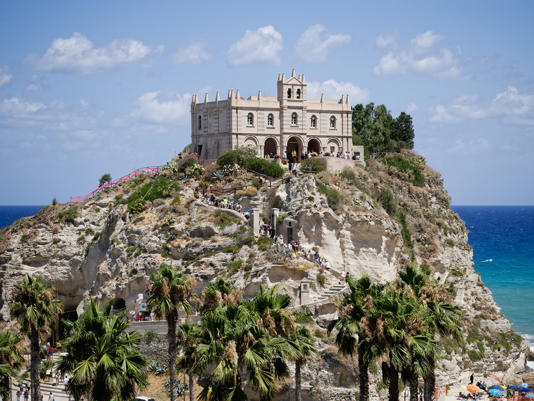 Malownicze widoki włoskiego wybrzeża Tyrreńskiego – miasteczka, plaże, klify i architektura Kalabrii oraz wybrzeża Amalfi