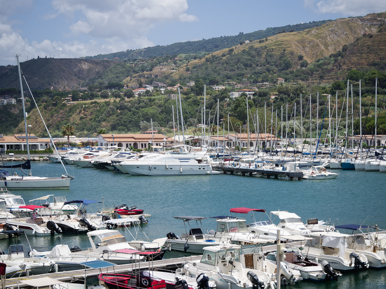 Malownicze widoki włoskiego wybrzeża Tyrreńskiego – miasteczka, plaże, klify i architektura Kalabrii oraz wybrzeża Amalfi