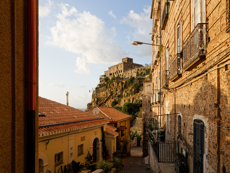 Malownicze widoki włoskiego wybrzeża Tyrreńskiego – miasteczka, plaże, klify i architektura Kalabrii oraz wybrzeża Amalfi