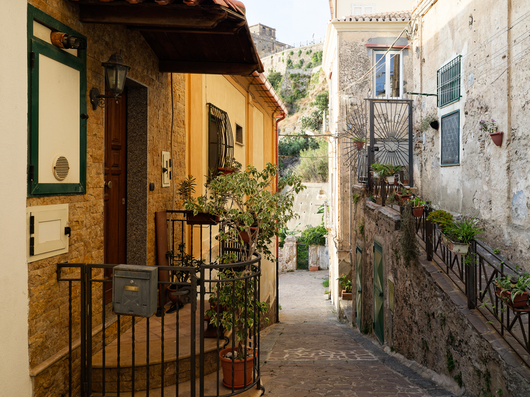 Malownicze widoki włoskiego wybrzeża Tyrreńskiego – miasteczka, plaże, klify i architektura Kalabrii oraz wybrzeża Amalfi
