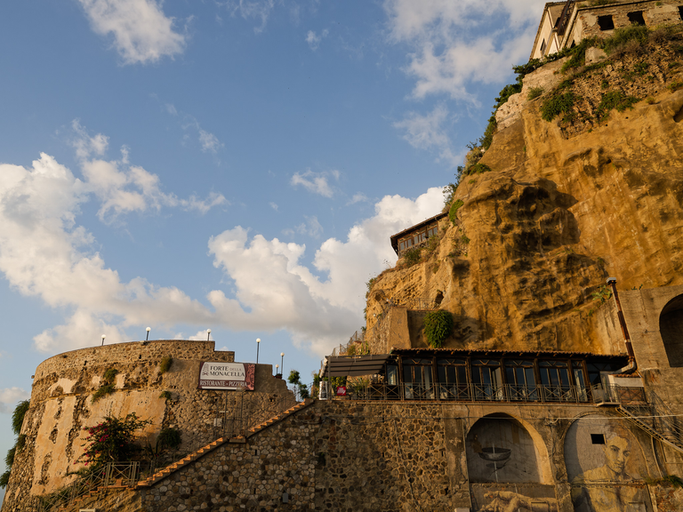 Malownicze widoki włoskiego wybrzeża Tyrreńskiego – miasteczka, plaże, klify i architektura Kalabrii oraz wybrzeża Amalfi