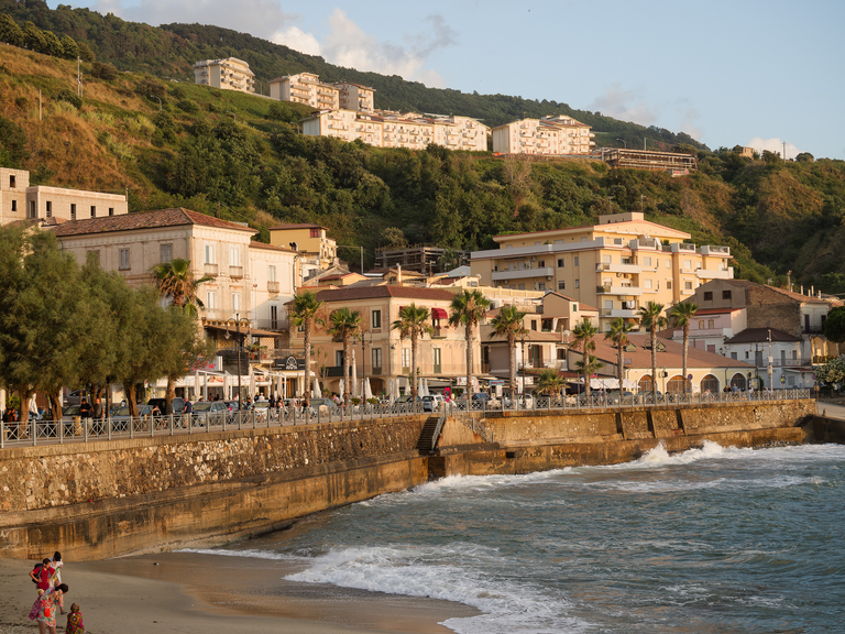 Malownicze widoki włoskiego wybrzeża Tyrreńskiego – miasteczka, plaże, klify i architektura Kalabrii oraz wybrzeża Amalfi