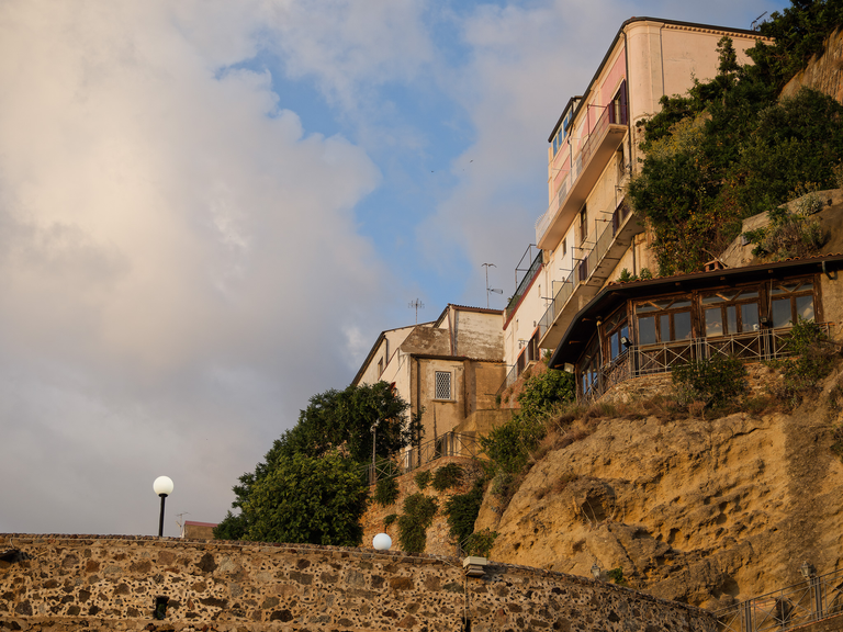 Malownicze widoki włoskiego wybrzeża Tyrreńskiego – miasteczka, plaże, klify i architektura Kalabrii oraz wybrzeża Amalfi