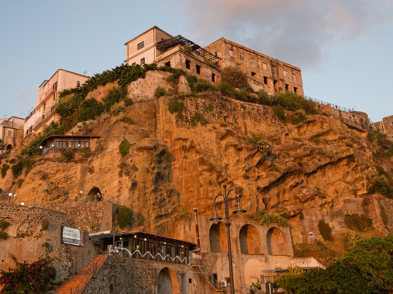 Malownicze widoki włoskiego wybrzeża Tyrreńskiego – miasteczka, plaże, klify i architektura Kalabrii oraz wybrzeża Amalfi