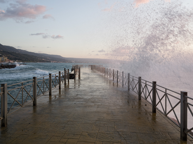 Malownicze widoki włoskiego wybrzeża Tyrreńskiego – miasteczka, plaże, klify i architektura Kalabrii oraz wybrzeża Amalfi