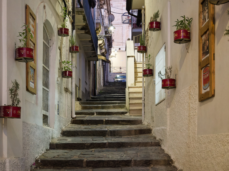 Malownicze widoki włoskiego wybrzeża Tyrreńskiego – miasteczka, plaże, klify i architektura Kalabrii oraz wybrzeża Amalfi
