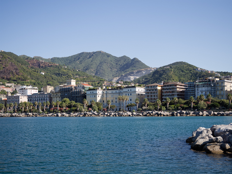 Malownicze widoki włoskiego wybrzeża Tyrreńskiego – miasteczka, plaże, klify i architektura Kalabrii oraz wybrzeża Amalfi