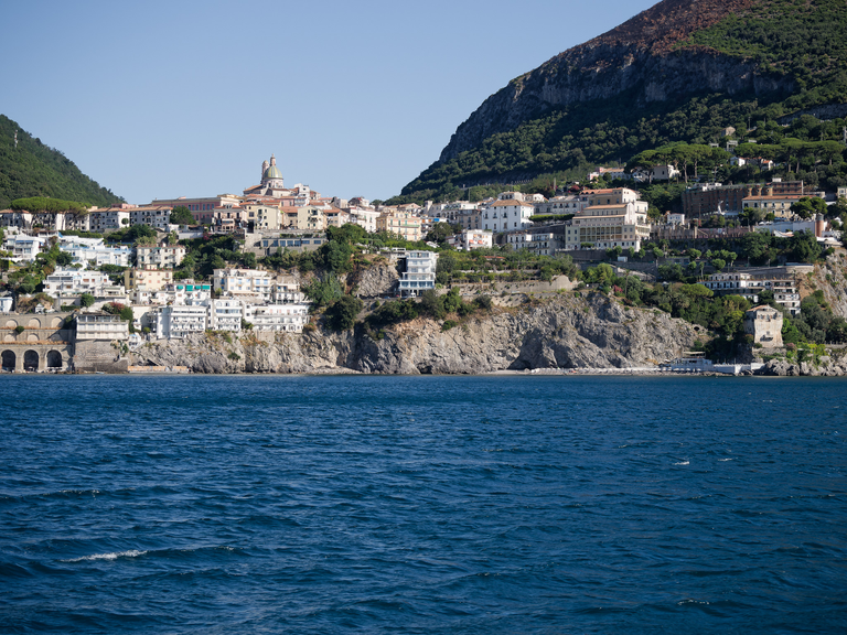 Malownicze widoki włoskiego wybrzeża Tyrreńskiego – miasteczka, plaże, klify i architektura Kalabrii oraz wybrzeża Amalfi
