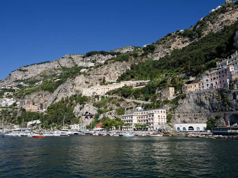 Malownicze widoki włoskiego wybrzeża Tyrreńskiego – miasteczka, plaże, klify i architektura Kalabrii oraz wybrzeża Amalfi
