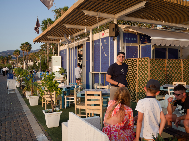Malownicze widoki włoskiego wybrzeża Tyrreńskiego – miasteczka, plaże, klify i architektura Kalabrii oraz wybrzeża Amalfi