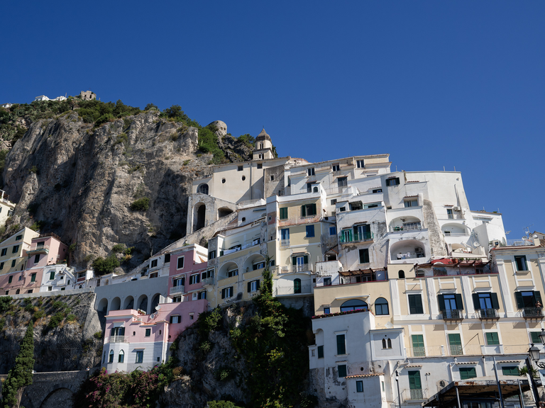 Malownicze widoki włoskiego wybrzeża Tyrreńskiego – miasteczka, plaże, klify i architektura Kalabrii oraz wybrzeża Amalfi