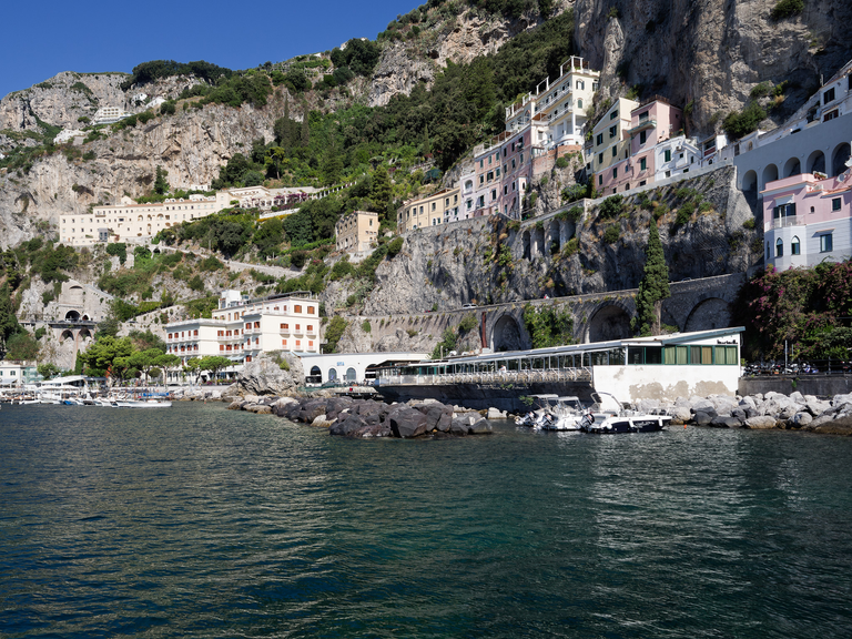 Malownicze widoki włoskiego wybrzeża Tyrreńskiego – miasteczka, plaże, klify i architektura Kalabrii oraz wybrzeża Amalfi