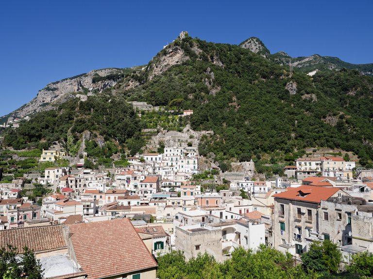 Malownicze widoki włoskiego wybrzeża Tyrreńskiego – miasteczka, plaże, klify i architektura Kalabrii oraz wybrzeża Amalfi