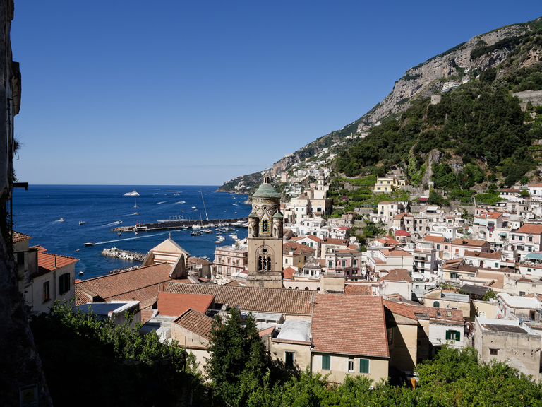 Malownicze widoki włoskiego wybrzeża Tyrreńskiego – miasteczka, plaże, klify i architektura Kalabrii oraz wybrzeża Amalfi