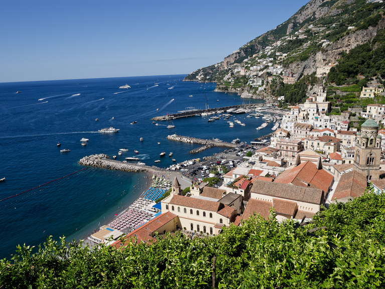 Malownicze widoki włoskiego wybrzeża Tyrreńskiego – miasteczka, plaże, klify i architektura Kalabrii oraz wybrzeża Amalfi