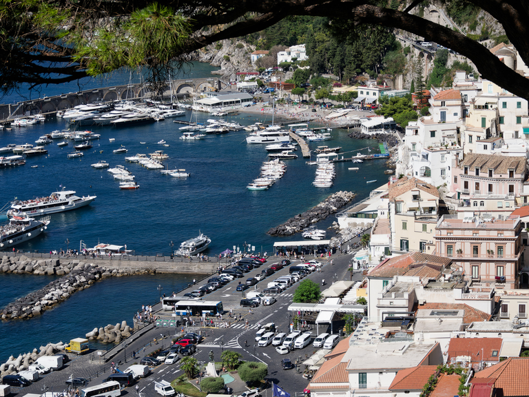 Malownicze widoki włoskiego wybrzeża Tyrreńskiego – miasteczka, plaże, klify i architektura Kalabrii oraz wybrzeża Amalfi