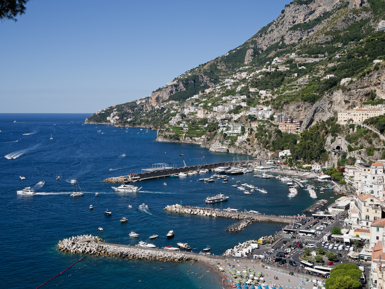 Malownicze widoki włoskiego wybrzeża Tyrreńskiego – miasteczka, plaże, klify i architektura Kalabrii oraz wybrzeża Amalfi