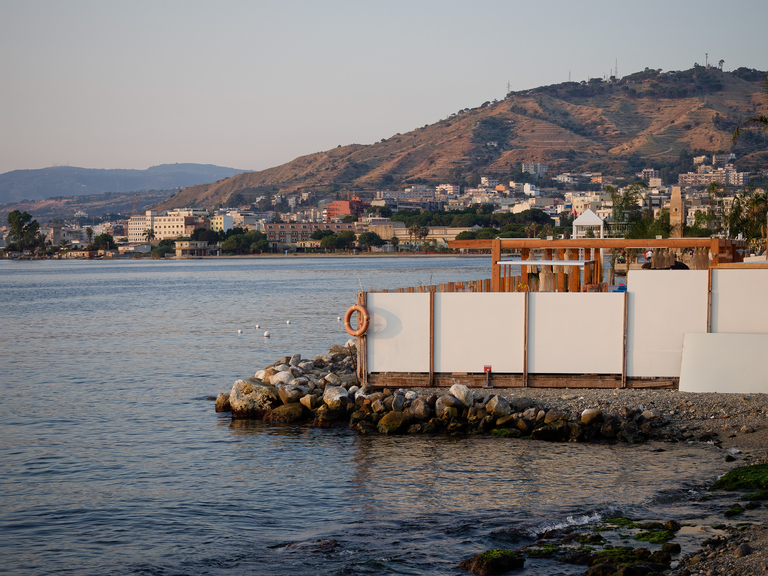 Malownicze widoki włoskiego wybrzeża Tyrreńskiego – miasteczka, plaże, klify i architektura Kalabrii oraz wybrzeża Amalfi