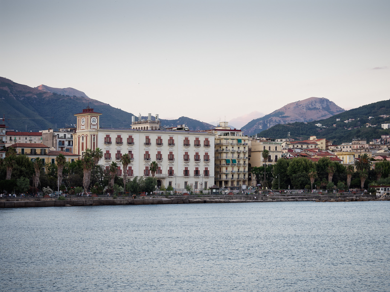Malownicze widoki włoskiego wybrzeża Tyrreńskiego – miasteczka, plaże, klify i architektura Kalabrii oraz wybrzeża Amalfi