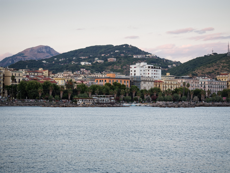 Malownicze widoki włoskiego wybrzeża Tyrreńskiego – miasteczka, plaże, klify i architektura Kalabrii oraz wybrzeża Amalfi