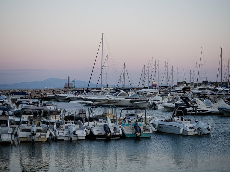Malownicze widoki włoskiego wybrzeża Tyrreńskiego – miasteczka, plaże, klify i architektura Kalabrii oraz wybrzeża Amalfi