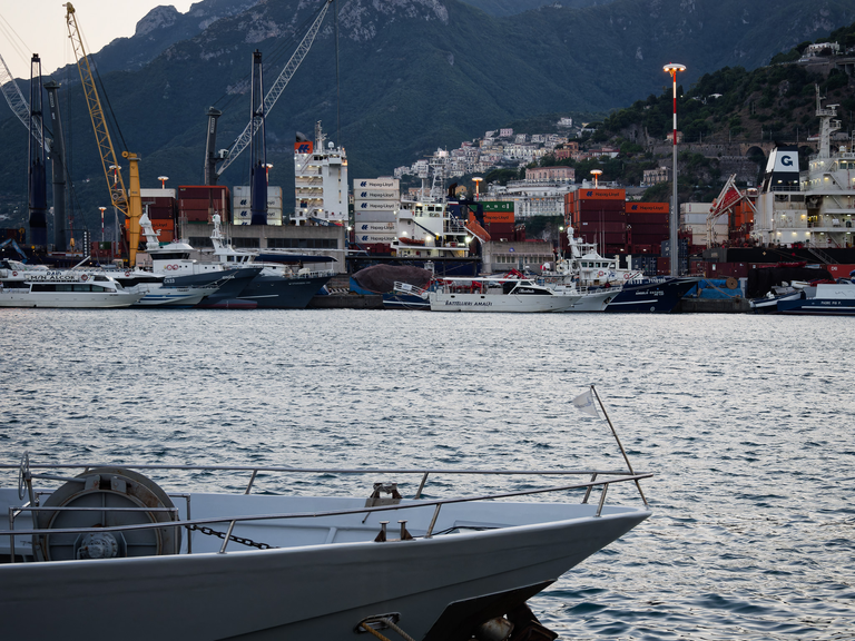 Malownicze widoki włoskiego wybrzeża Tyrreńskiego – miasteczka, plaże, klify i architektura Kalabrii oraz wybrzeża Amalfi