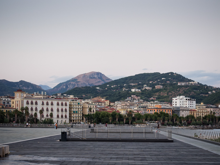 Malownicze widoki włoskiego wybrzeża Tyrreńskiego – miasteczka, plaże, klify i architektura Kalabrii oraz wybrzeża Amalfi