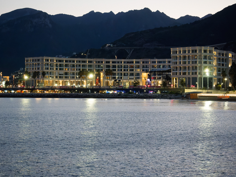Malownicze widoki włoskiego wybrzeża Tyrreńskiego – miasteczka, plaże, klify i architektura Kalabrii oraz wybrzeża Amalfi