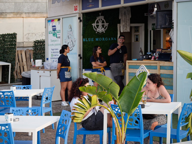 Malownicze widoki włoskiego wybrzeża Tyrreńskiego – miasteczka, plaże, klify i architektura Kalabrii oraz wybrzeża Amalfi