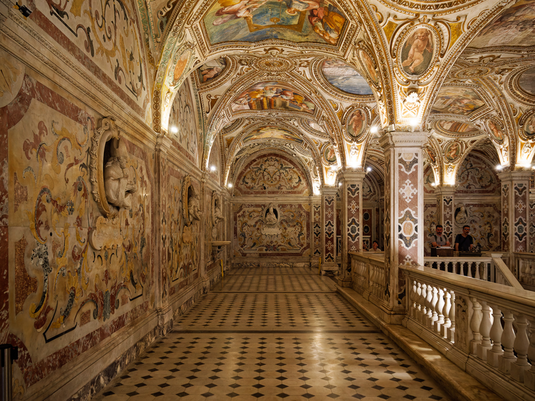 Malownicze widoki włoskiego wybrzeża Tyrreńskiego – miasteczka, plaże, klify i architektura Kalabrii oraz wybrzeża Amalfi