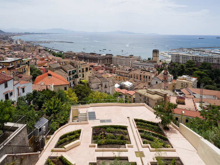 Malownicze widoki włoskiego wybrzeża Tyrreńskiego – miasteczka, plaże, klify i architektura Kalabrii oraz wybrzeża Amalfi