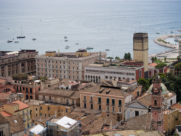 Malownicze widoki włoskiego wybrzeża Tyrreńskiego – miasteczka, plaże, klify i architektura Kalabrii oraz wybrzeża Amalfi