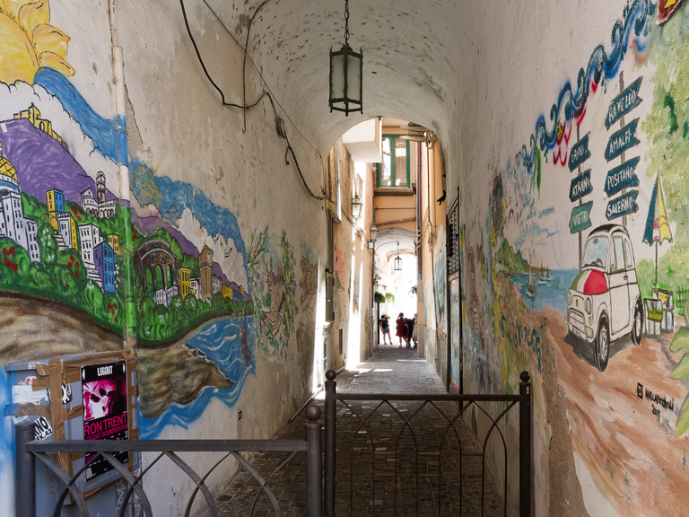 Malownicze widoki włoskiego wybrzeża Tyrreńskiego – miasteczka, plaże, klify i architektura Kalabrii oraz wybrzeża Amalfi