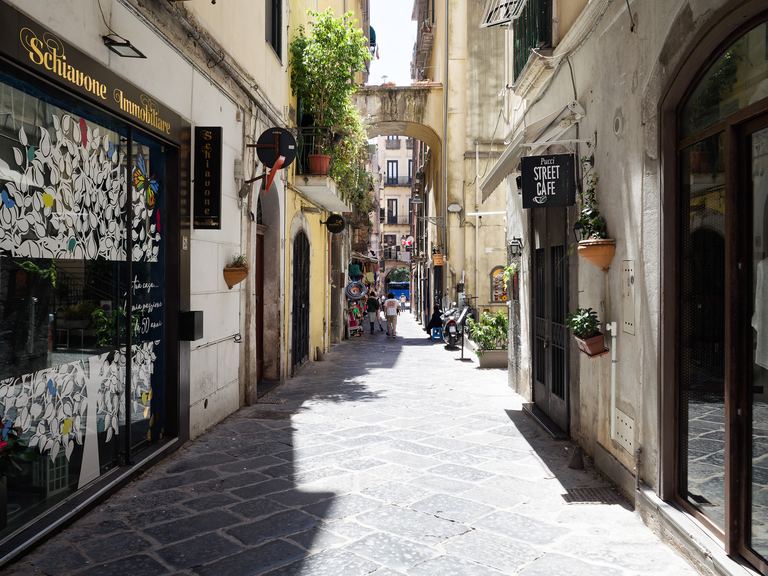 Malownicze widoki włoskiego wybrzeża Tyrreńskiego – miasteczka, plaże, klify i architektura Kalabrii oraz wybrzeża Amalfi