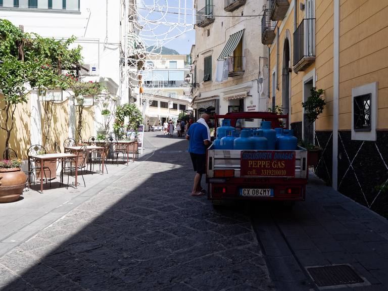 Malownicze widoki włoskiego wybrzeża Tyrreńskiego – miasteczka, plaże, klify i architektura Kalabrii oraz wybrzeża Amalfi