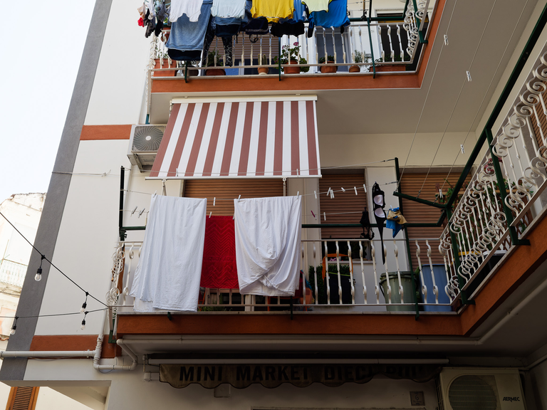 Malownicze widoki włoskiego wybrzeża Tyrreńskiego – miasteczka, plaże, klify i architektura Kalabrii oraz wybrzeża Amalfi