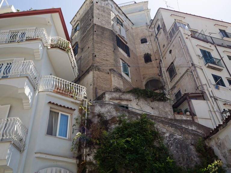 Malownicze widoki włoskiego wybrzeża Tyrreńskiego – miasteczka, plaże, klify i architektura Kalabrii oraz wybrzeża Amalfi
