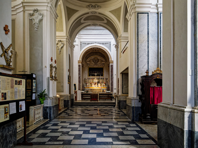 Malownicze widoki włoskiego wybrzeża Tyrreńskiego – miasteczka, plaże, klify i architektura Kalabrii oraz wybrzeża Amalfi